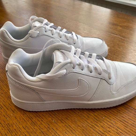 Nike Women’s Basketball Shoe - Picture 3 of 4